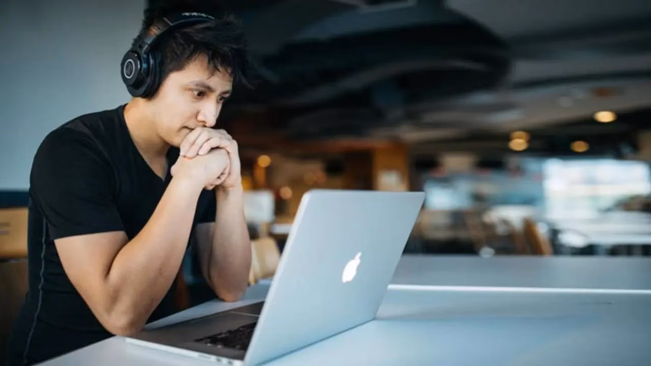 Fokus di Depan Laptop